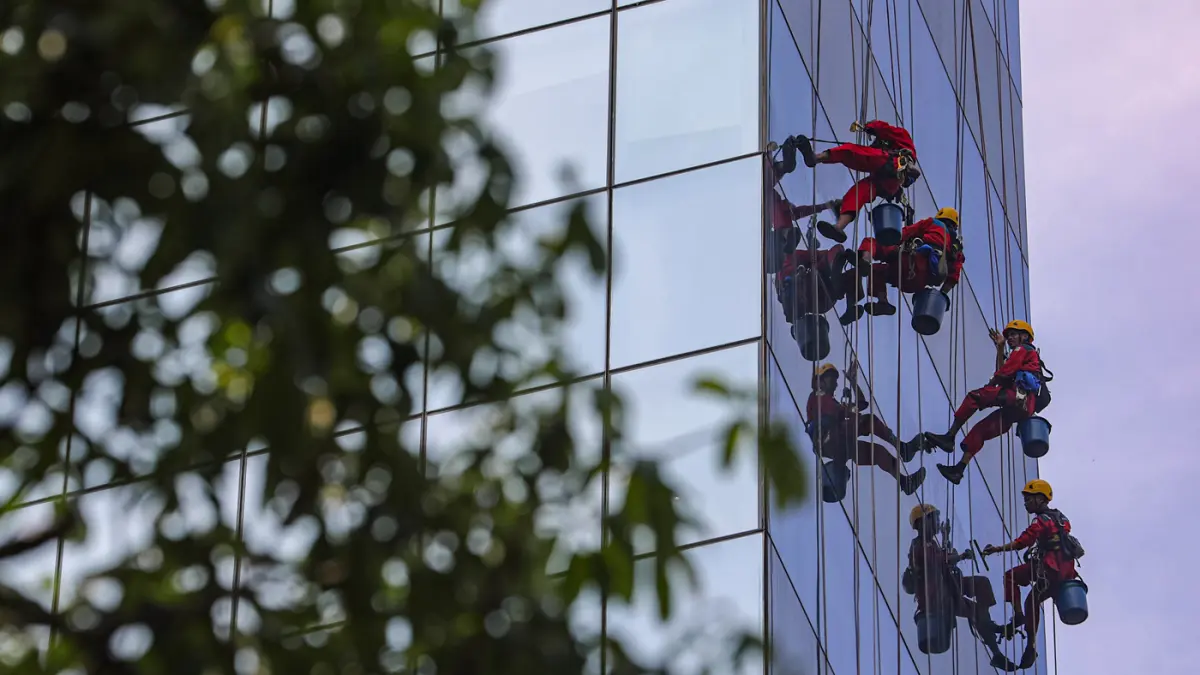 Pekerja membersihkan kaca di salah satu gedung bertingkat di Jakarta, Jumat (17/4/2026). (Salman Toyibi/Jawa Pos)