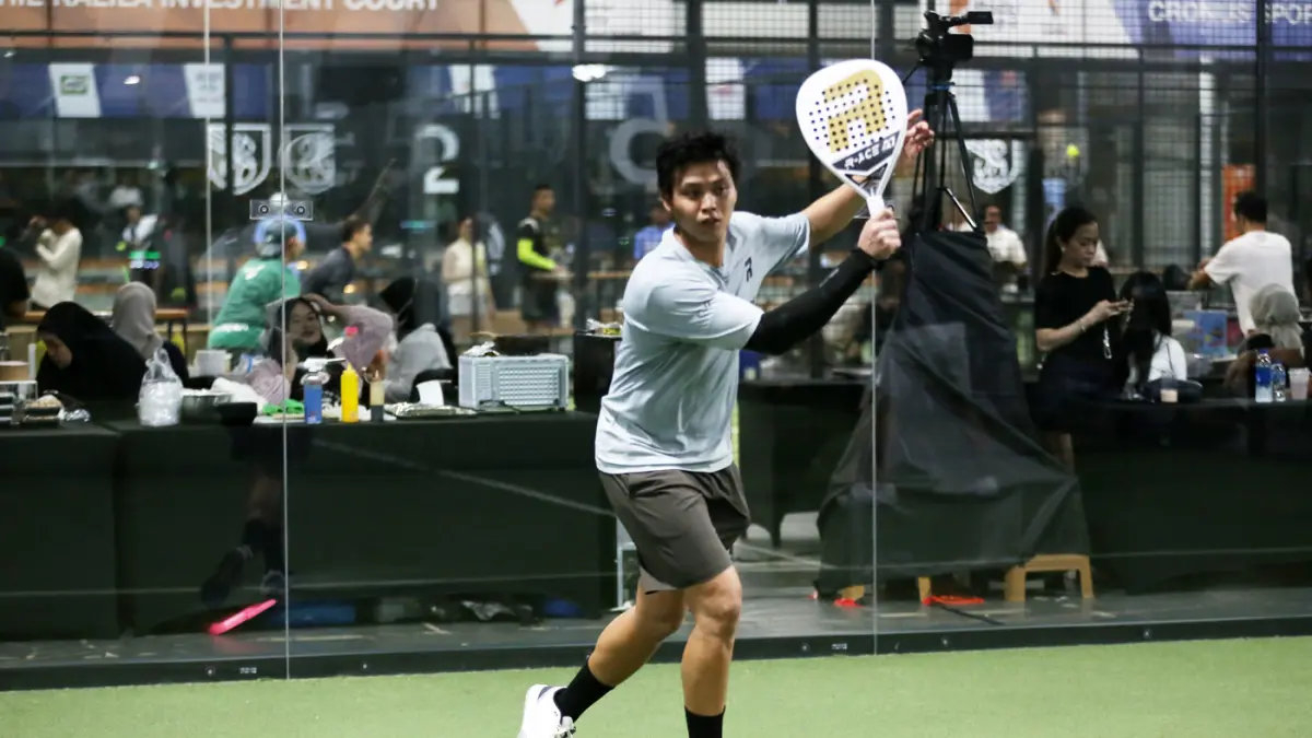 Peserta saat bertanding padel.
