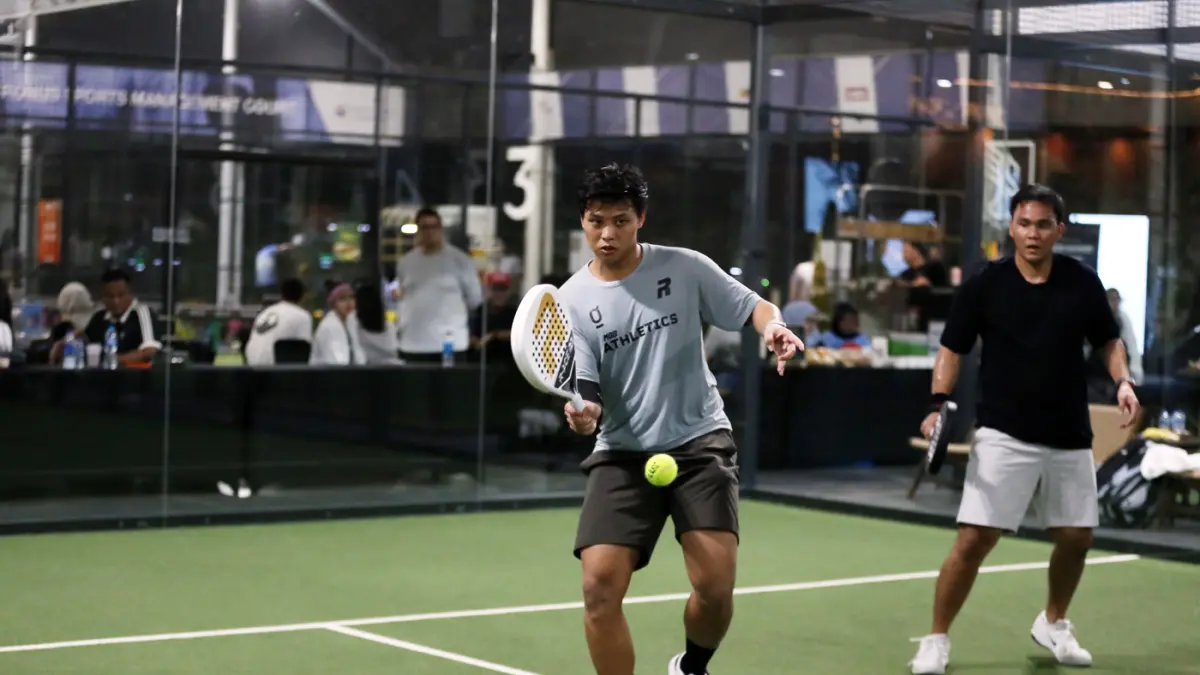 Peserta saat bertanding padel.