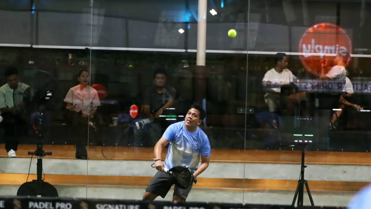 Peserta saat bertanding padel.