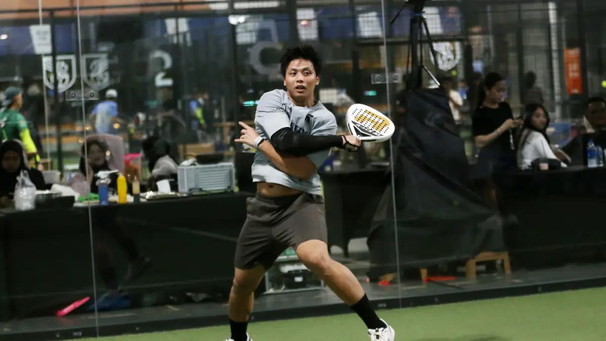 Peserta saat bertanding padel.