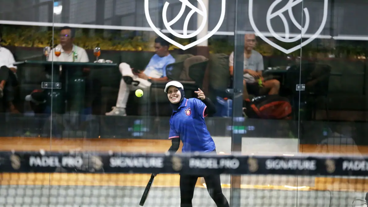 Peserta saat bertanding padel.