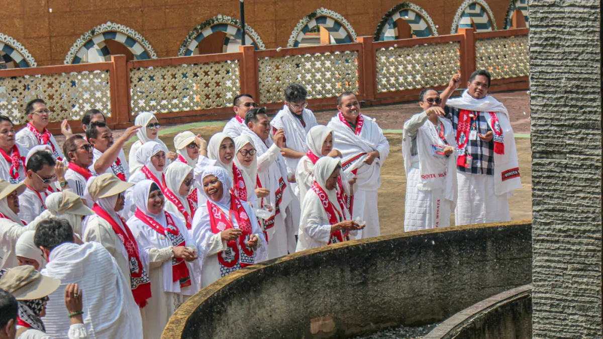 Sejumlah calon jamaah haji melakukan prosesi tawaf dalam prosesi manasik haji di Ahlamahmudah Manasik Training Centre (AMTC), Tangerang Selatan, Sabtu (18/04/2026). (Hanung Hambara/Jawa Pos)