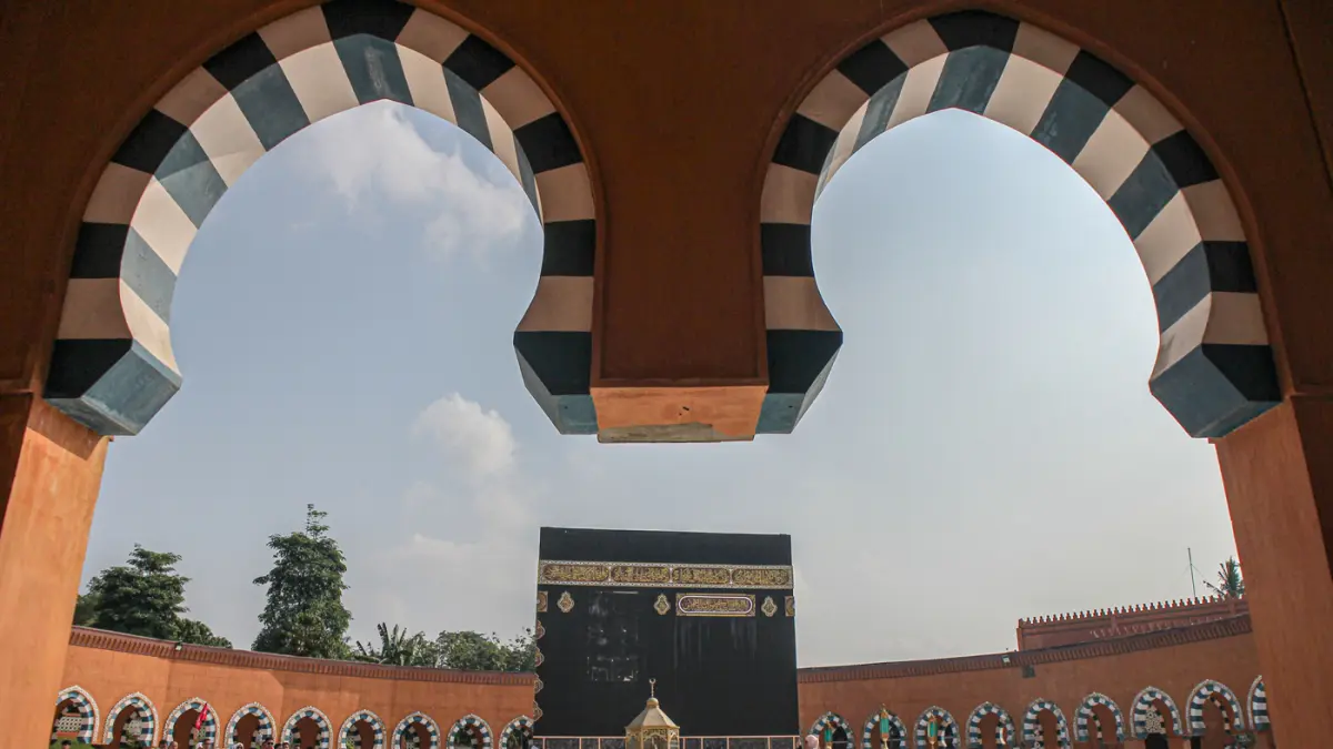 Sejumlah calon jamaah haji melakukan prosesi tawaf dalam prosesi manasik haji di Ahlamahmudah Manasik Training Centre (AMTC), Tangerang Selatan, Sabtu (18/04/2026). (Hanung Hambara/Jawa Pos)