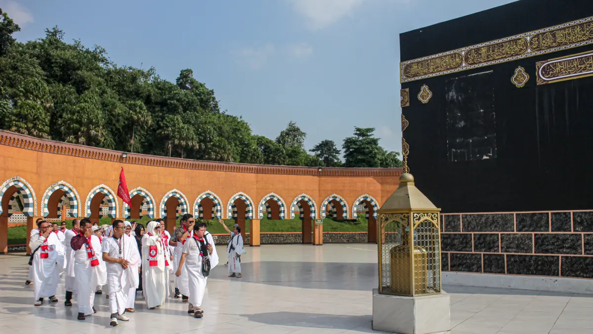 Sejumlah calon jamaah haji melakukan prosesi tawaf dalam prosesi manasik haji di Ahlamahmudah Manasik Training Centre (AMTC), Tangerang Selatan, Sabtu (18/04/2026). (Hanung Hambara/Jawa Pos)