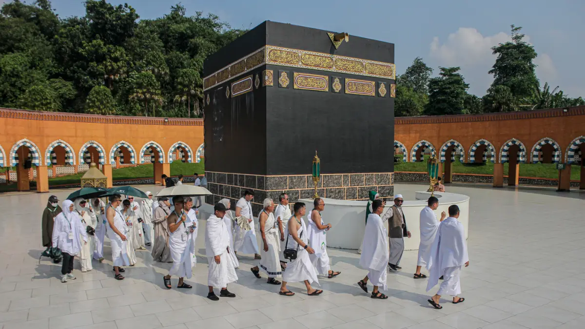 Sejumlah calon jamaah haji melakukan prosesi tawaf dalam prosesi manasik haji di Ahlamahmudah Manasik Training Centre (AMTC), Tangerang Selatan, Sabtu (18/04/2026). (Hanung Hambara/Jawa Pos)