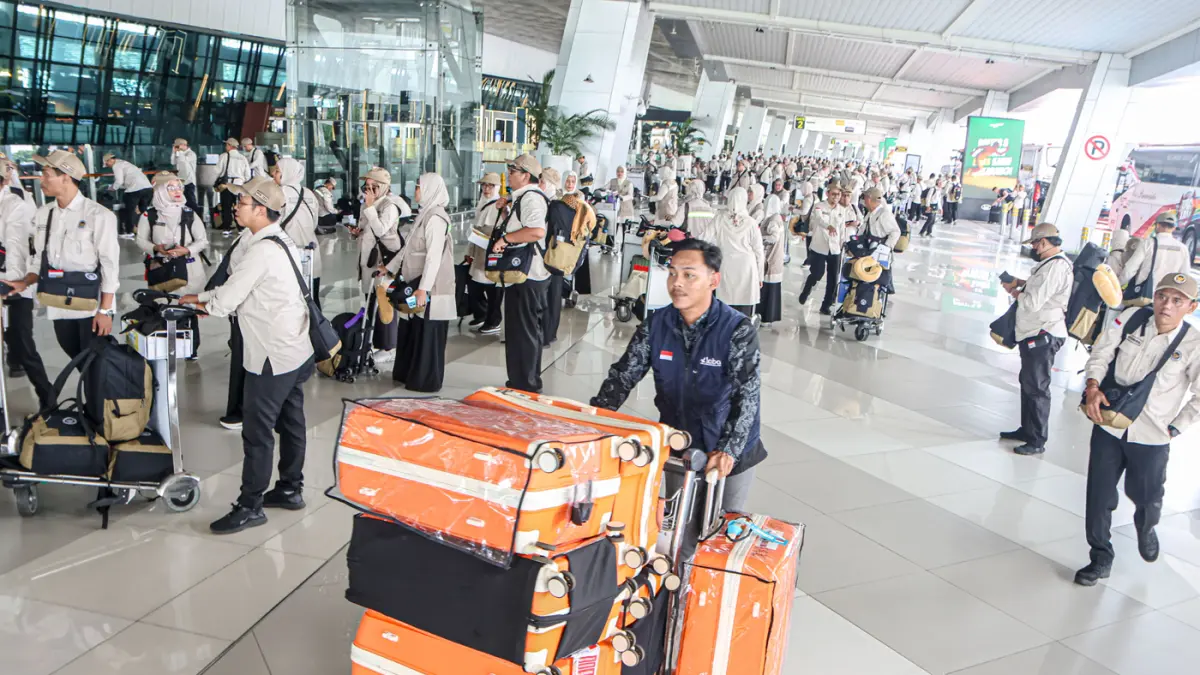 Sejumlah Panitia Penyelenggara Ibadah Haji (PPIH) bersiap untuk diberangkatkan di Terminal 3, Bandara Soekarno-Hatta, Tangerang, Jumat (17/04/2026). (Hanung Hambara/Jawa Pos)