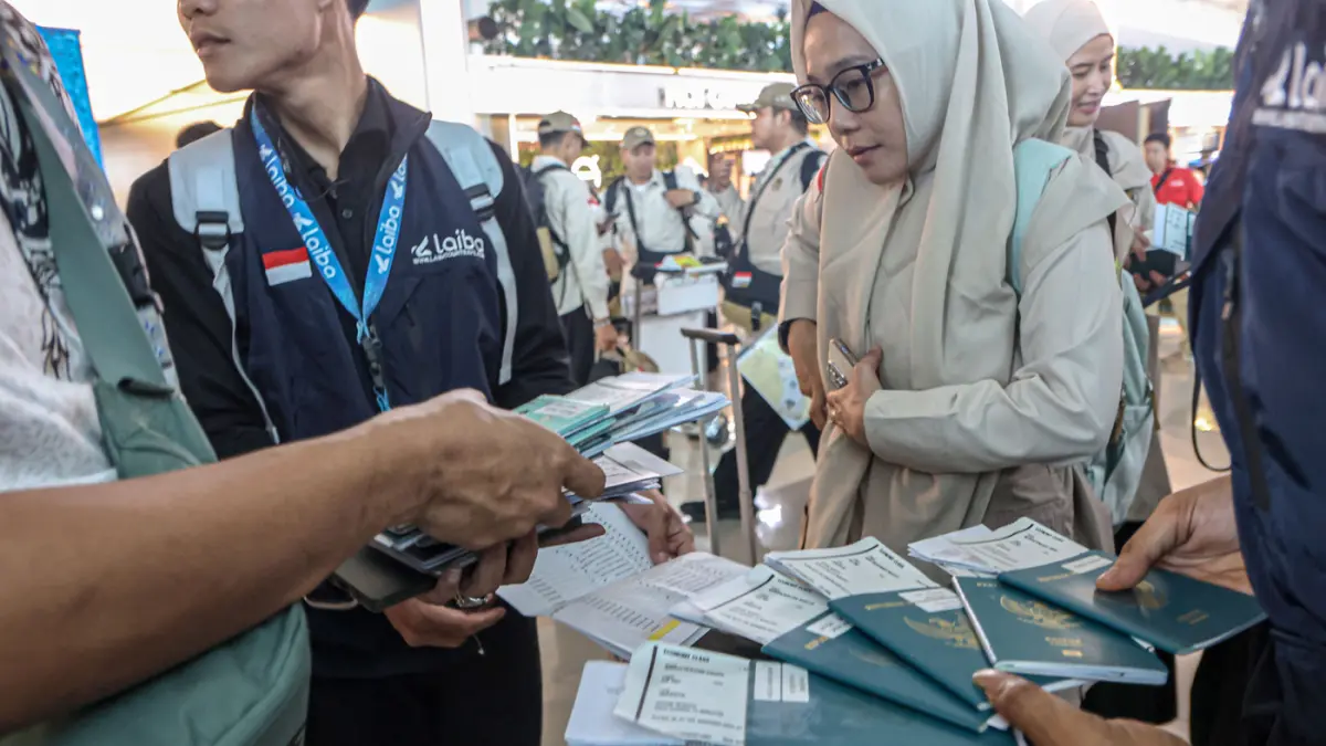 Sejumlah Panitia Penyelenggara Ibadah Haji (PPIH) bersiap untuk diberangkatkan di Terminal 3, Bandara Soekarno-Hatta, Tangerang, Jumat (17/04/2026). (Hanung Hambara/Jawa Pos)