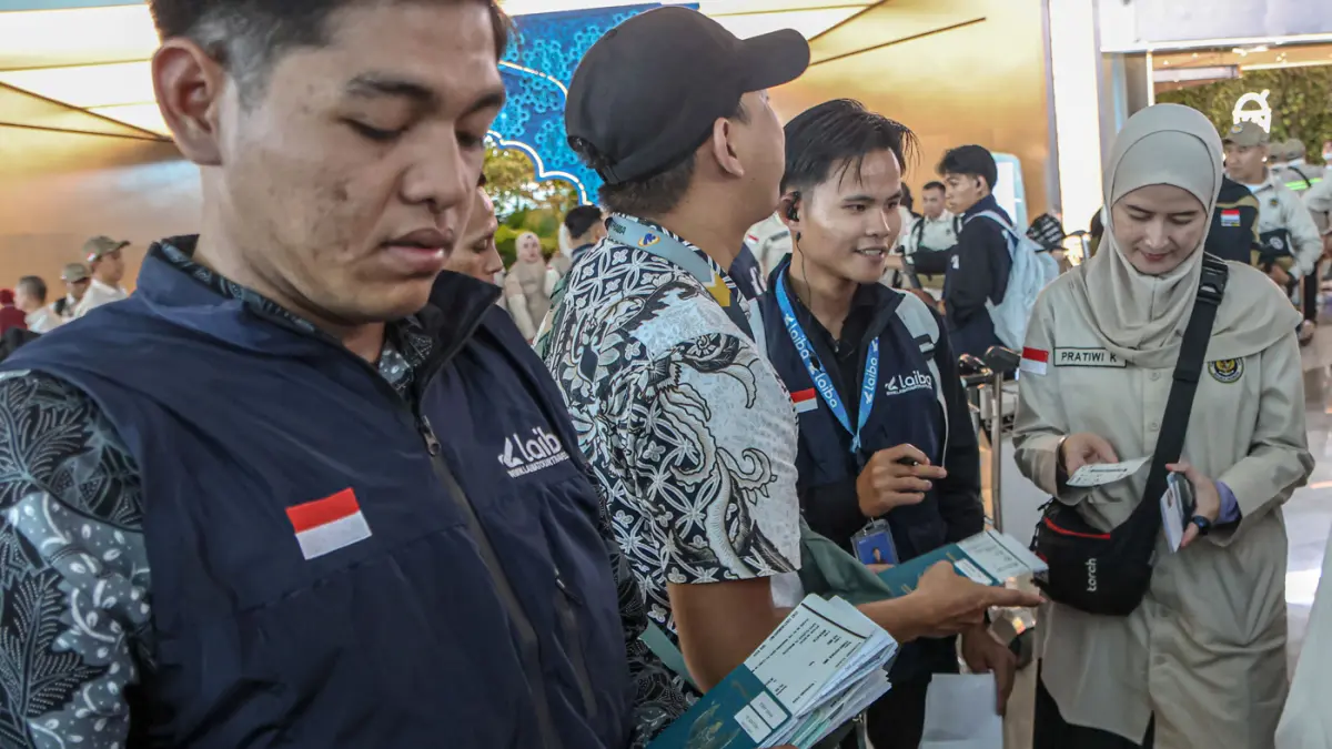 Sejumlah Panitia Penyelenggara Ibadah Haji (PPIH) bersiap untuk diberangkatkan di Terminal 3, Bandara Soekarno-Hatta, Tangerang, Jumat (17/04/2026). (Hanung Hambara/Jawa Pos)