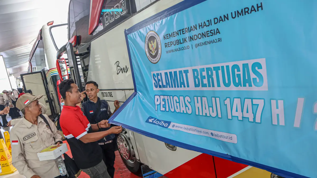 Sejumlah Panitia Penyelenggara Ibadah Haji (PPIH) bersiap untuk diberangkatkan di Terminal 3, Bandara Soekarno-Hatta, Tangerang, Jumat (17/04/2026). (Hanung Hambara/Jawa Pos)