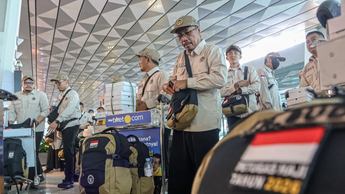 Sejumlah Panitia Penyelenggara Ibadah Haji (PPIH) bersiap untuk diberangkatkan di Terminal 3, Bandara Soekarno-Hatta, Tangerang, Jumat (17/04/2026). (Hanung Hambara/Jawa Pos)