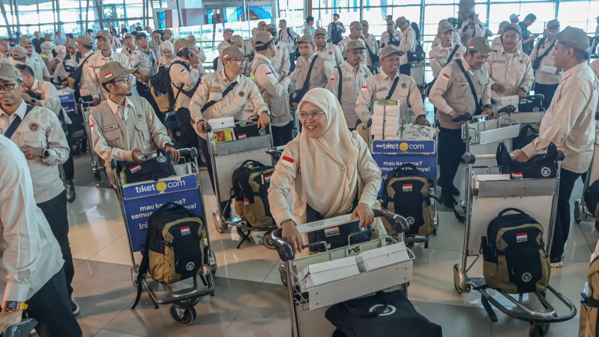 Sejumlah Panitia Penyelenggara Ibadah Haji (PPIH) bersiap untuk diberangkatkan di Terminal 3, Bandara Soekarno-Hatta, Tangerang, Jumat (17/04/2026). (Hanung Hambara/Jawa Pos)