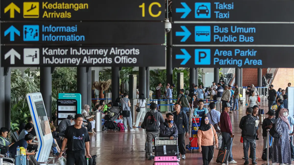 Sejumlah penumpang pesawat tiba di Terminal 1, Bandara Soekarno-Hatta, Tangerang, Jumat (17/04/2026). (Hanung Hambara/Jawa Pos)