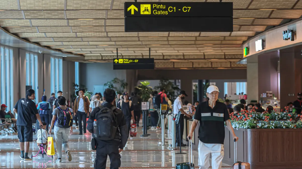 Sejumlah penumpang pesawat tiba di Terminal 1, Bandara Soekarno-Hatta, Tangerang, Jumat (17/04/2026). (Hanung Hambara/Jawa Pos)