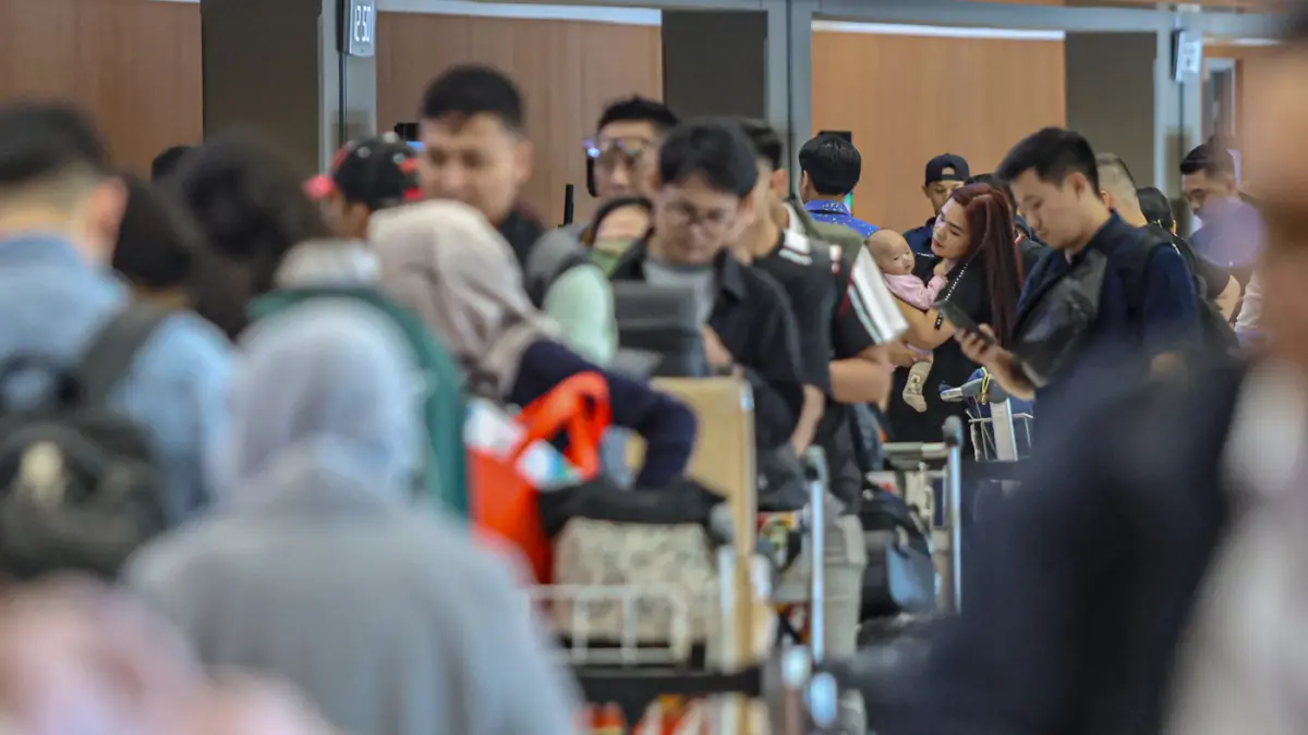 Sejumlah penumpang pesawat tiba di Terminal 1, Bandara Soekarno-Hatta, Tangerang, Jumat (17/04/2026). (Hanung Hambara/Jawa Pos)