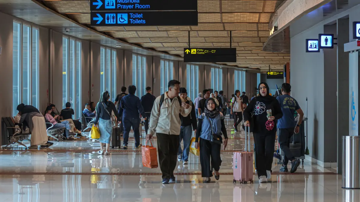 Sejumlah penumpang pesawat tiba di Terminal 1, Bandara Soekarno-Hatta, Tangerang, Jumat (17/04/2026). (Hanung Hambara/Jawa Pos)