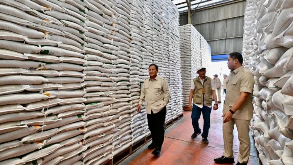 Presiden Prabowo Sidak Gudang Bulog, Stok Beras RI Aman Tembus 4,8 Juta Ton - Image