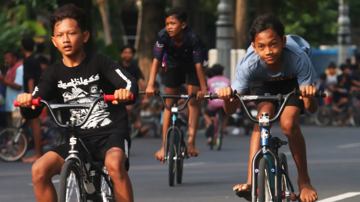 Ratusan Pelajar belasan tahun dari berbagai komunitas dan berbagai daerah sekitar Semarang memacu sepeda BMX tanpa sadel dan Pengaman pelindung diri di Jalan Pahlawan, kawasan Simpang Lima, Semarang, Minggu (19/4/2025). (Nur Chamim/Jawa Pos Radar Semarang