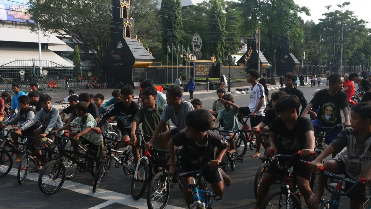 Ratusan Pelajar belasan tahun dari berbagai komunitas dan berbagai daerah sekitar Semarang memacu sepeda BMX tanpa sadel dan Pengaman pelindung diri di Jalan Pahlawan, kawasan Simpang Lima, Semarang, Minggu (19/4/2025). (Nur Chamim/Jawa Pos Radar Semarang