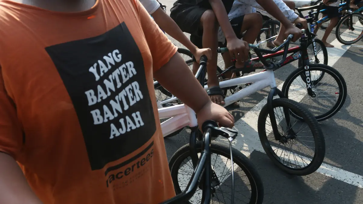 Ratusan Pelajar belasan tahun dari berbagai komunitas dan berbagai daerah sekitar Semarang memacu sepeda BMX tanpa sadel dan Pengaman pelindung diri di Jalan Pahlawan, kawasan Simpang Lima, Semarang, Minggu (19/4/2025). (Nur Chamim/Jawa Pos Radar Semarang
