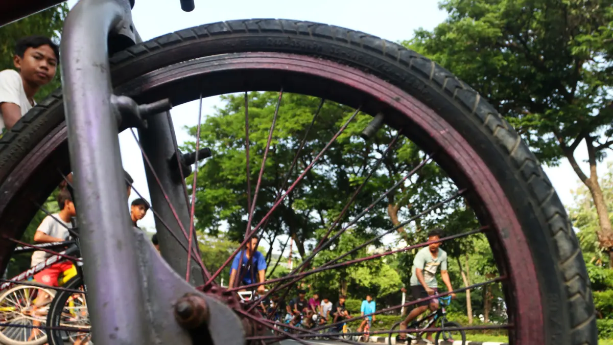 Ratusan Pelajar belasan tahun dari berbagai komunitas dan berbagai daerah sekitar Semarang memacu sepeda BMX tanpa sadel dan Pengaman pelindung diri di Jalan Pahlawan, kawasan Simpang Lima, Semarang, Minggu (19/4/2025). (Nur Chamim/Jawa Pos Radar Semarang
