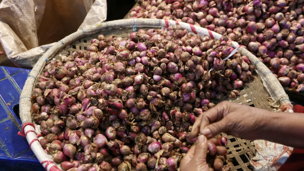 Aktivitas pedagang memilah bawang merah di Pasar Induk Kramat Jati, Jakarta. (Dery Ridwansah/ JawaPos.com)