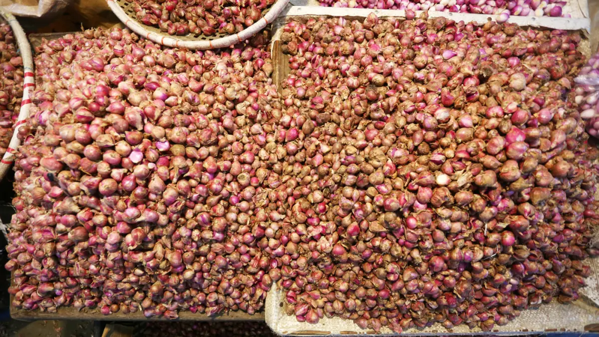 Aktivitas pedagang memilah bawang merah di Pasar Induk Kramat Jati, Jakarta. (Dery Ridwansah/ JawaPos.com)