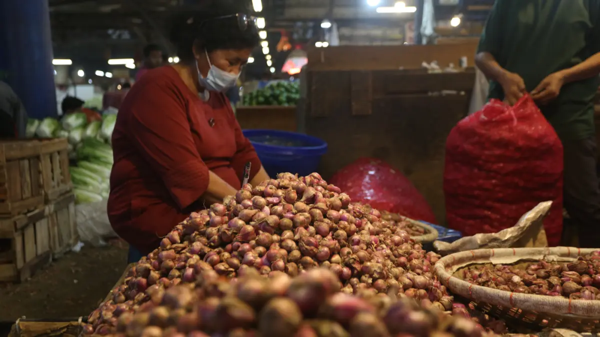 Aktivitas pedagang memilah bawang merah di Pasar Induk Kramat Jati, Jakarta. (Dery Ridwansah/ JawaPos.com)
