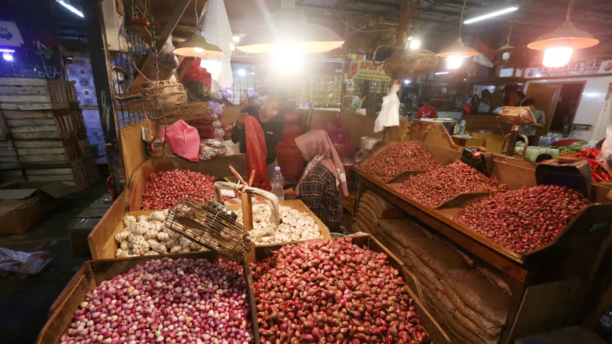 Aktivitas pedagang memilah bawang merah di Pasar Induk Kramat Jati, Jakarta. (Dery Ridwansah/ JawaPos.com)