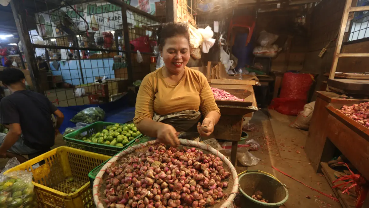 Aktivitas pedagang memilah bawang merah di Pasar Induk Kramat Jati, Jakarta. (Dery Ridwansah/ JawaPos.com)
