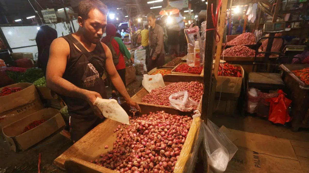 Aktivitas pedagang memilah bawang merah di Pasar Induk Kramat Jati, Jakarta. (Dery Ridwansah/ JawaPos.com)