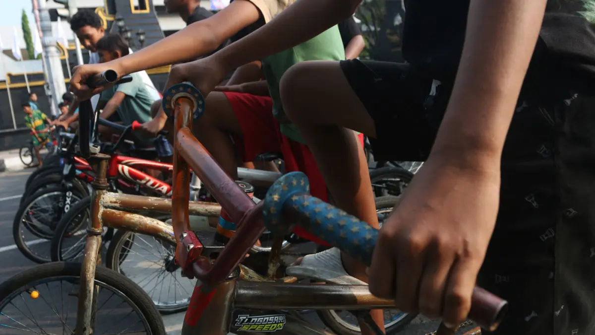Ratusan Pelajar belasan tahun dari berbagai komunitas dan berbagai daerah sekitar Semarang memacu sepeda BMX tanpa sadel dan Pengaman pelindung diri di Jalan Pahlawan, kawasan Simpang Lima, Semarang, Minggu (19/4/2025). (Nur Chamim/Jawa Pos Radar Semarang