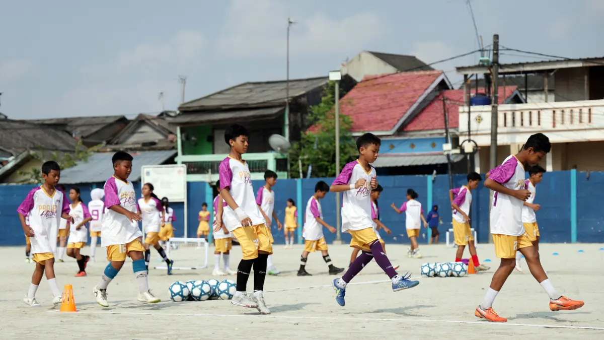 Anak-anak saat ikut kegiatan "Football Coaching Clinic bersama Pelatih Indra Sjafri", di Stadion Mini Kalibaru, Jakarta Utara, Sabtu (18/4/2026).