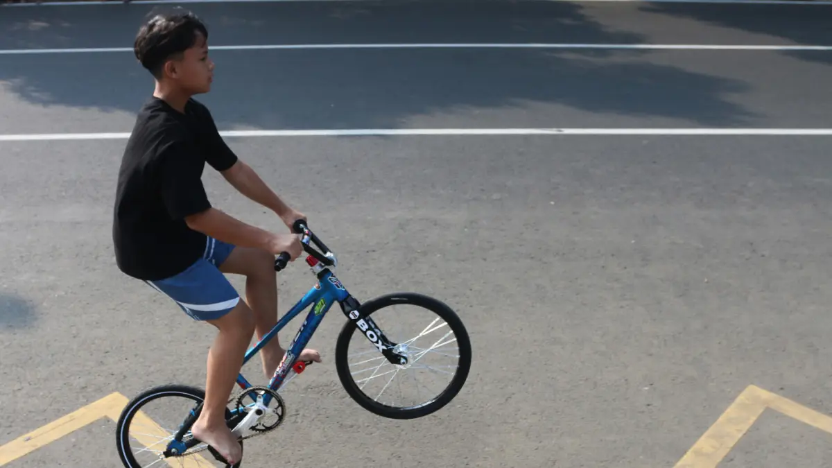 Ratusan Pelajar belasan tahun dari berbagai komunitas dan berbagai daerah sekitar Semarang memacu sepeda BMX tanpa sadel dan Pengaman pelindung diri di Jalan Pahlawan, kawasan Simpang Lima, Semarang, Minggu (19/4/2025). (Nur Chamim/Jawa Pos Radar Semarang