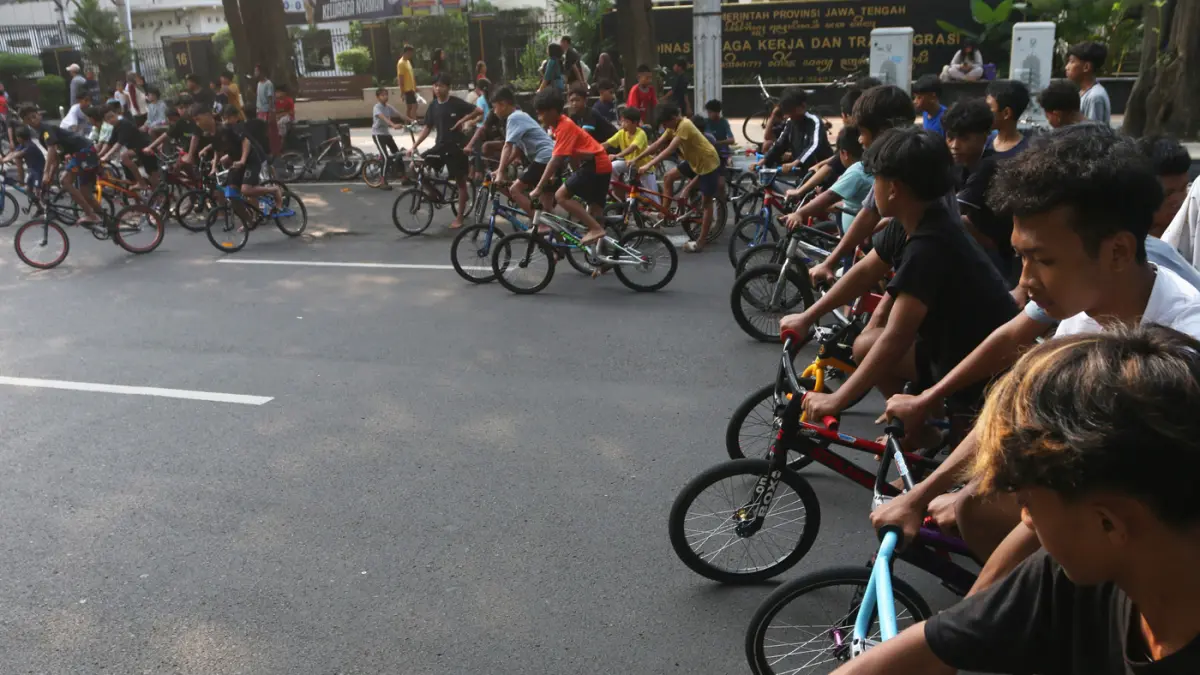 Ratusan Pelajar belasan tahun dari berbagai komunitas dan berbagai daerah sekitar Semarang memacu sepeda BMX tanpa sadel dan Pengaman pelindung diri di Jalan Pahlawan, kawasan Simpang Lima, Semarang, Minggu (19/4/2025). (Nur Chamim/Jawa Pos Radar Semarang