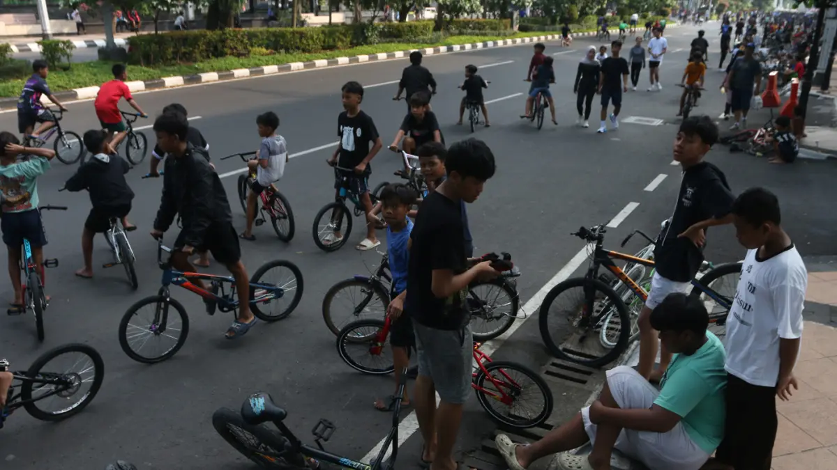 Ratusan Pelajar belasan tahun dari berbagai komunitas dan berbagai daerah sekitar Semarang memacu sepeda BMX tanpa sadel dan Pengaman pelindung diri di Jalan Pahlawan, kawasan Simpang Lima, Semarang, Minggu (19/4/2025). (Nur Chamim/Jawa Pos Radar Semarang