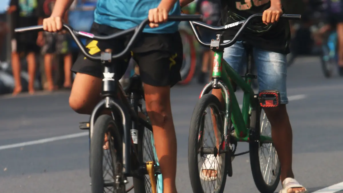 Ratusan Pelajar belasan tahun dari berbagai komunitas dan berbagai daerah sekitar Semarang memacu sepeda BMX tanpa sadel dan Pengaman pelindung diri di Jalan Pahlawan, kawasan Simpang Lima, Semarang, Minggu (19/4/2025). (Nur Chamim/Jawa Pos Radar Semarang