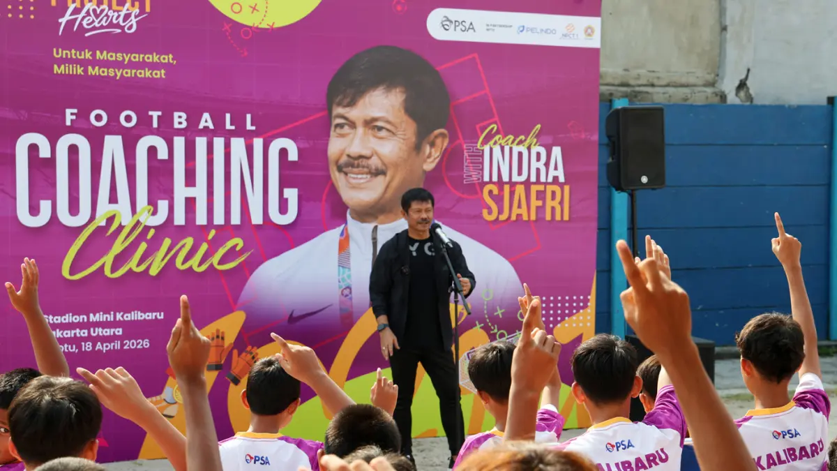 Pelatih Sepak Bola Indra Sjafri, memberikan arahan saat kegiatan "Football Coaching Clinic bersama Pelatih Indra Sjafri", di Stadion Mini Kalibaru, Jakarta Utara, Sabtu (18/4/2026).