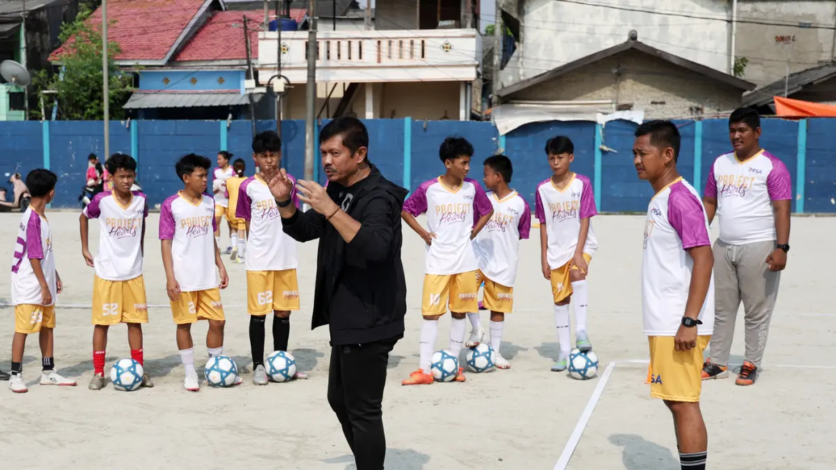 Pelatih Sepak Bola Indra Sjafri, memberikan arahan saat kegiatan "Football Coaching Clinic bersama Pelatih Indra Sjafri", di Stadion Mini Kalibaru, Jakarta Utara, Sabtu (18/4/2026).