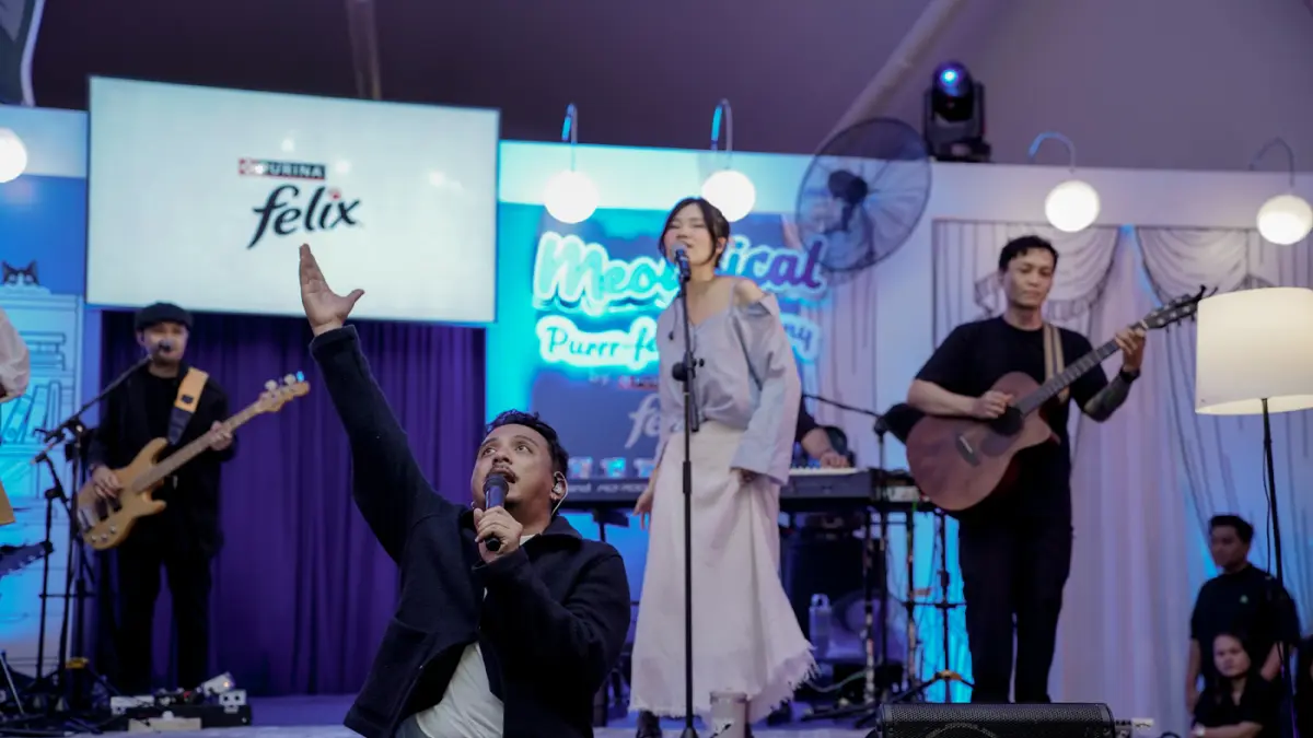 Penyanyi Sal Priadi menyapa penonton.