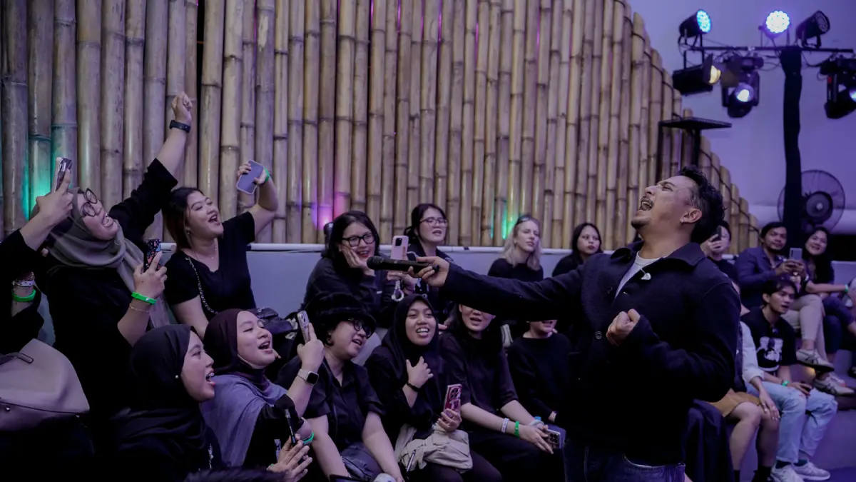 Penyanyi Sal Priadi menyapa penonton.