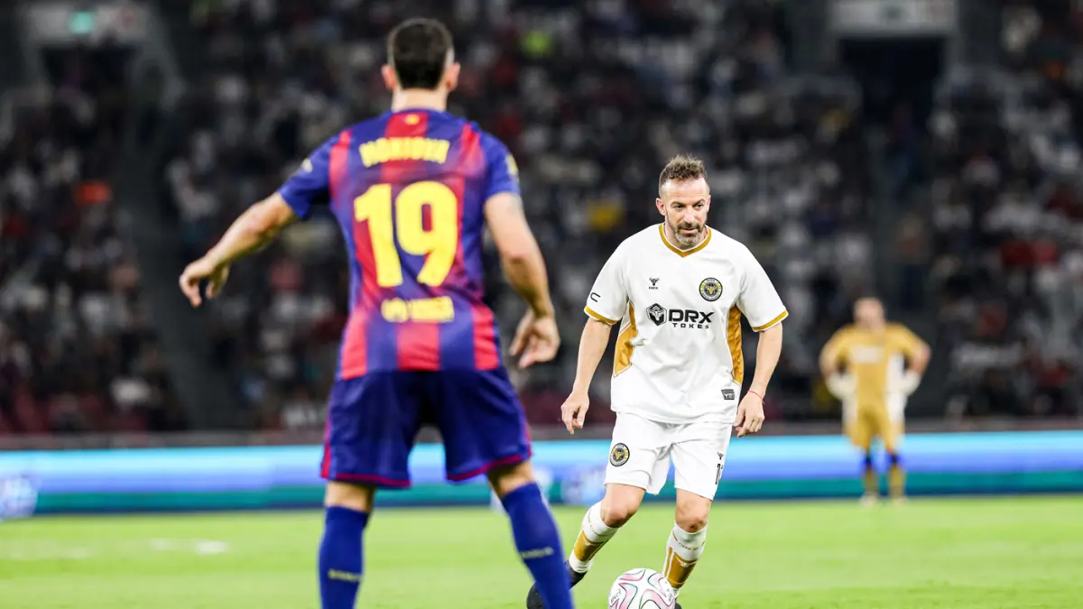 Sejumlah pesepak bola Barcelona Legends saat pertandingan melawan DRX World Legends pada laga Clash of Legends di Stadion Utama Gelora Bung Karno, Senayan, Jakarta, Sabtu (18/4/2026). (Salman Toyibi/Jawa Pos)