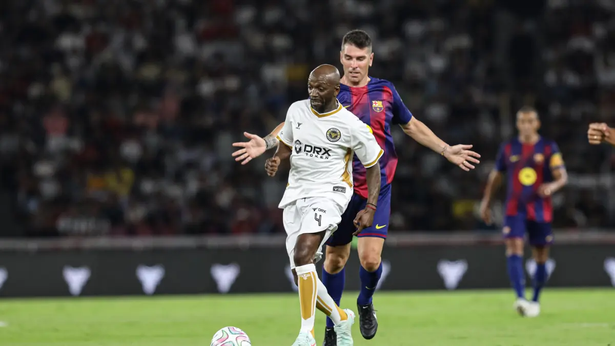 Sejumlah pesepak bola Barcelona Legends saat pertandingan melawan DRX World Legends pada laga Clash of Legends di Stadion Utama Gelora Bung Karno, Senayan, Jakarta, Sabtu (18/4/2026). (Salman Toyibi/Jawa Pos)