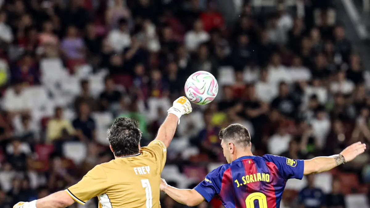 Sejumlah pesepak bola Barcelona Legends saat pertandingan melawan DRX World Legends pada laga Clash of Legends di Stadion Utama Gelora Bung Karno, Senayan, Jakarta, Sabtu (18/4/2026). (Salman Toyibi/Jawa Pos)