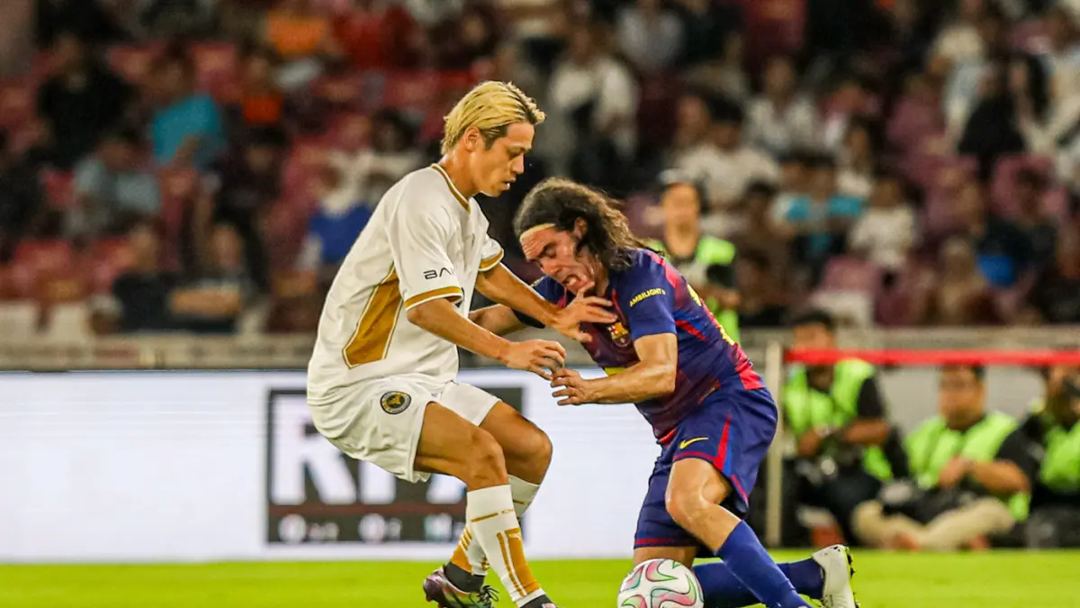 Sejumlah pesepak bola Barcelona Legends saat pertandingan melawan DRX World Legends pada laga Clash of Legends di Stadion Utama Gelora Bung Karno, Senayan, Jakarta, Sabtu (18/4/2026). (Salman Toyibi/Jawa Pos)