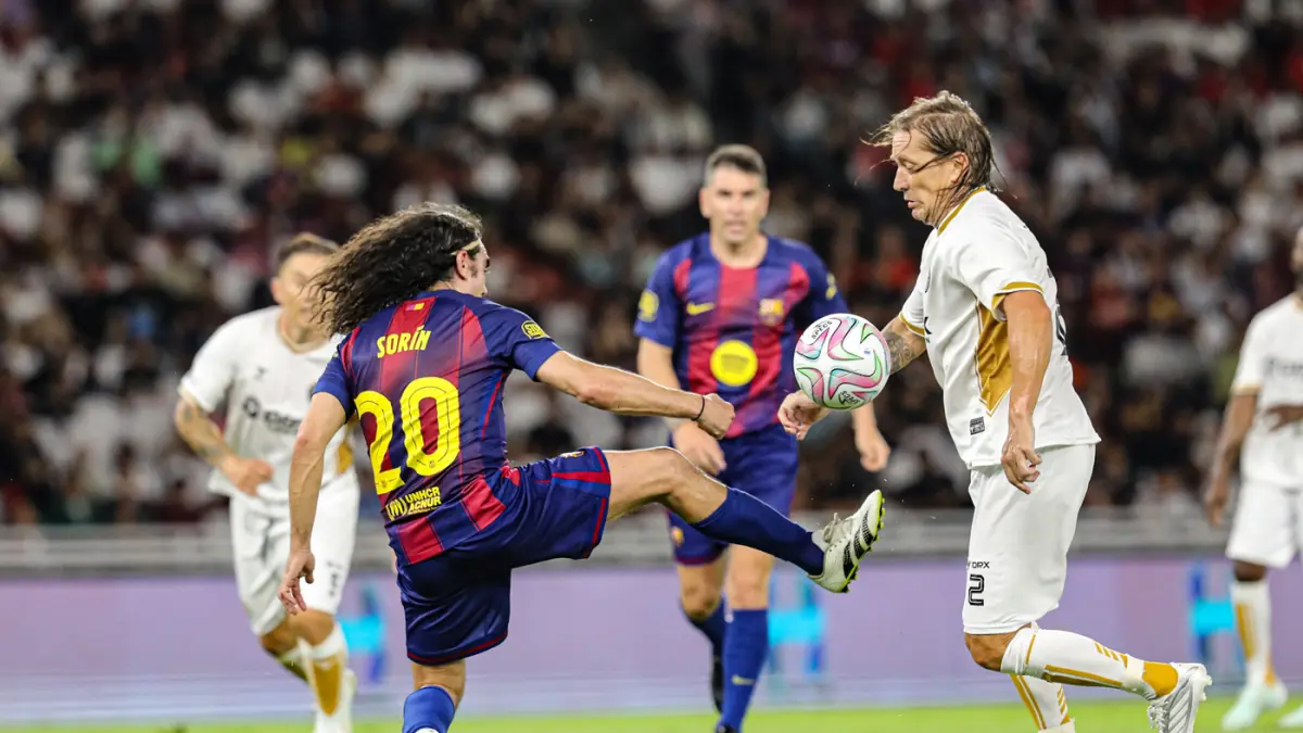 Sejumlah pesepak bola Barcelona Legends saat pertandingan melawan DRX World Legends pada laga Clash of Legends di Stadion Utama Gelora Bung Karno, Senayan, Jakarta, Sabtu (18/4/2026). (Salman Toyibi/Jawa Pos)