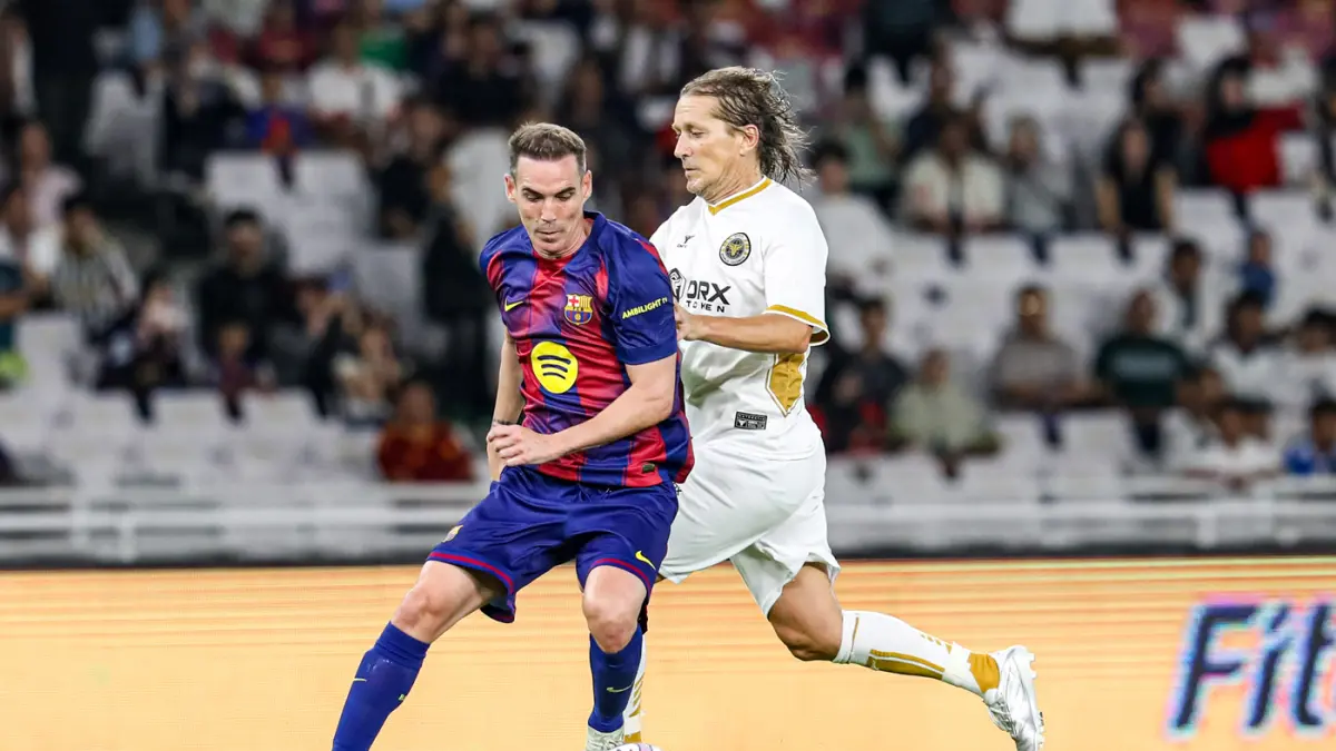 Sejumlah pesepak bola Barcelona Legends saat pertandingan melawan DRX World Legends pada laga Clash of Legends di Stadion Utama Gelora Bung Karno, Senayan, Jakarta, Sabtu (18/4/2026). (Salman Toyibi/Jawa Pos)