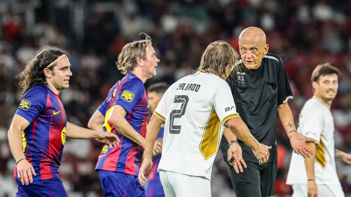 Wasit Pierluigi Collina mempin pertandingan Barcelona Legends melawan DRX World Legends pada laga Clash of Legends di Stadion Utama Gelora Bung Karno, Senayan, Jakarta, Sabtu (18/4/2026). (Salman Toyibi/Jawa Pos)