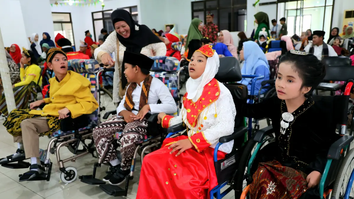 Siswa berkebutuhan khusus tampil pada lomba peragaan busana memperingati hari kartini di sekolah, Jakarta, Selasa (21/4/2026). (Dery Ridwansah/ JawaPos.com)