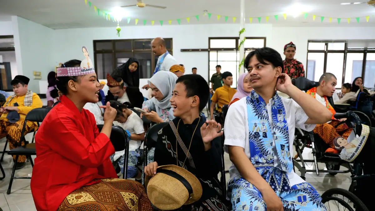 Siswa berkebutuhan khusus tampil pada lomba peragaan busana memperingati hari kartini di sekolah, Jakarta, Selasa (21/4/2026). (Dery Ridwansah/ JawaPos.com)